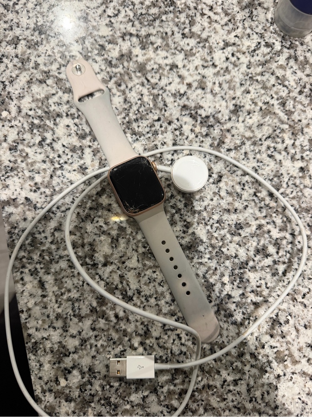 Apple Watch 40mm SE with Light Pink-Beige Sport Band